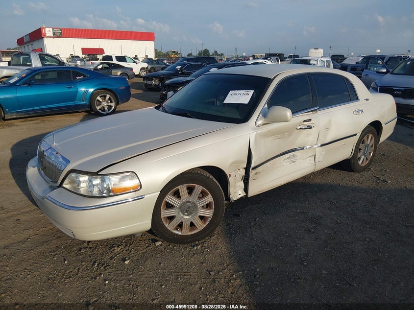 2005 Lincoln Town Car Signature Limited, Левый бок, IAAI, VIN 1LNHM82W75Y664839 — фото 2