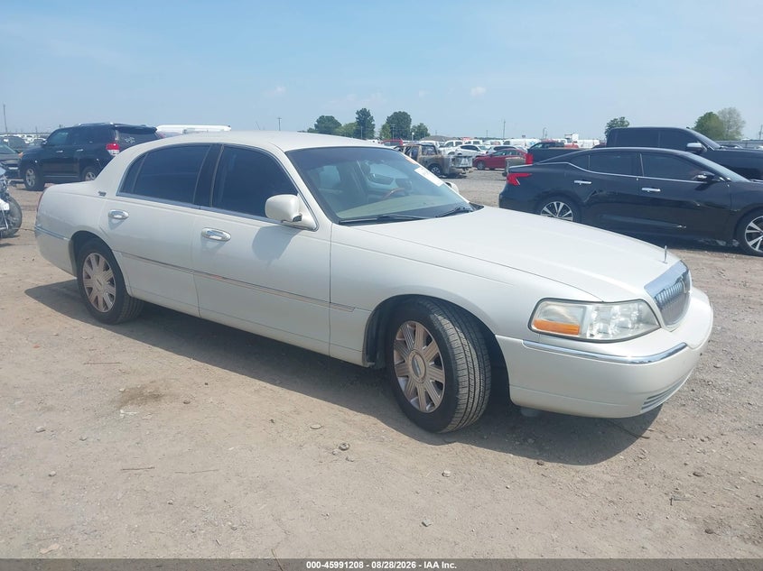 2005 Lincoln Town Car Signature Limited, Лівий бік, IAAI, VIN 1LNHM82W75Y664839