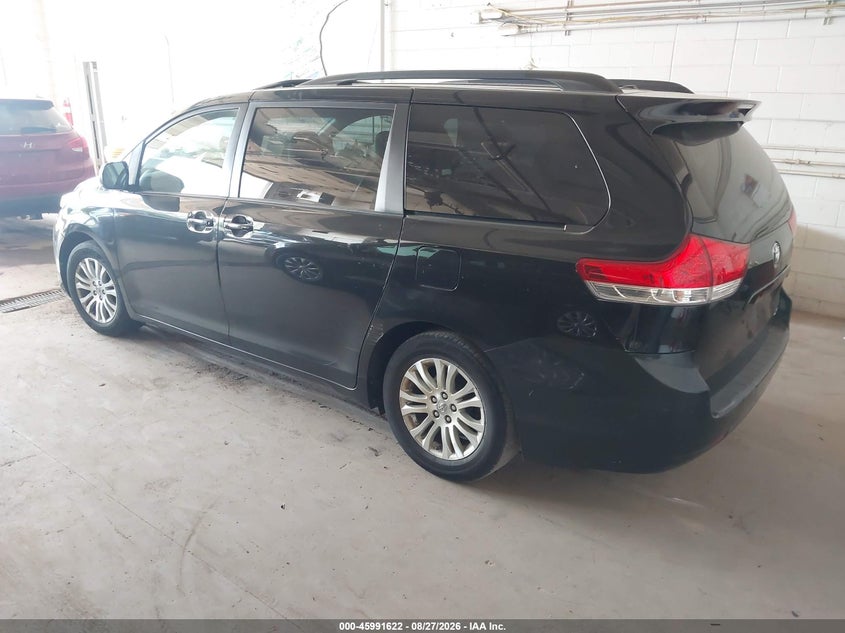 2011 TOYOTA SIENNA auction photo 3