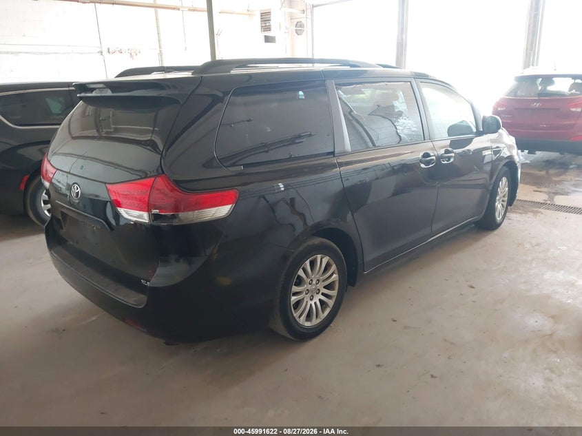 2011 TOYOTA SIENNA auction photo 4