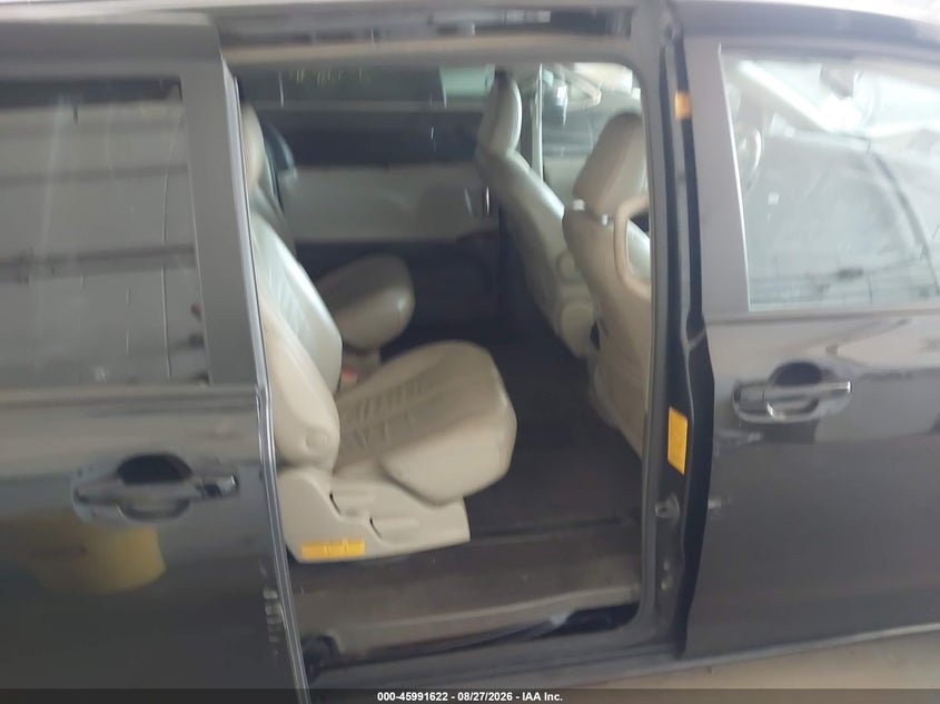 2011 TOYOTA SIENNA auction photo 8