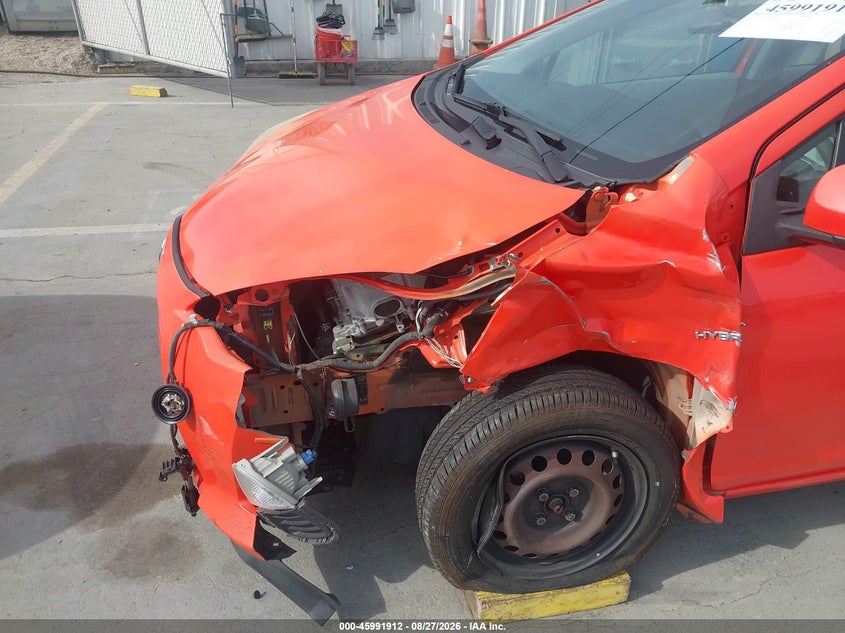 2013 TOYOTA PRIUS C auction photo 6
