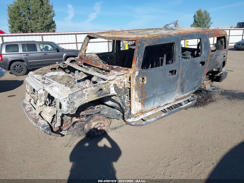 2004 Hummer H2, Полностью сгорел, IAAI, VIN 5GRGN23U84H106499 — фото 2