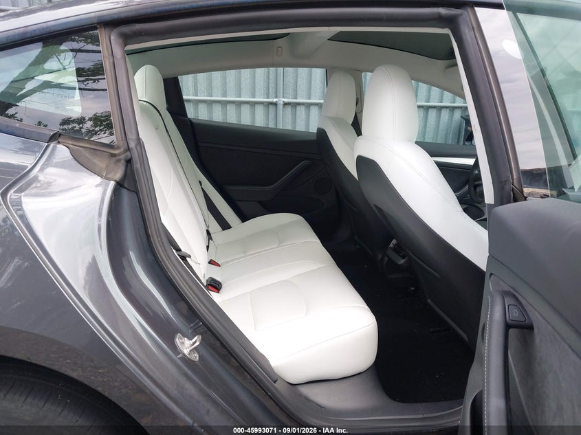 TESLA MODEL 3 - zdjęcie 8