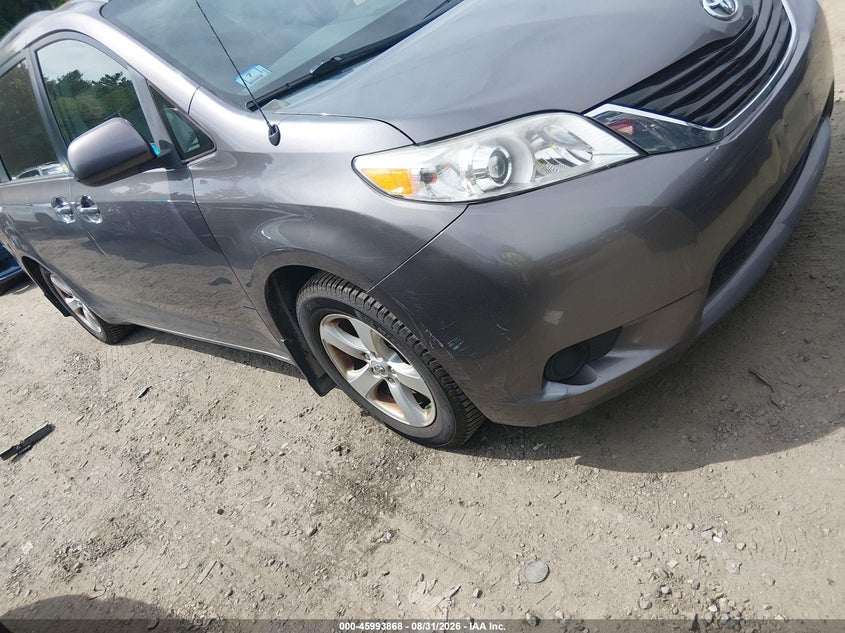 2014 TOYOTA SIENNA auction photo 1
