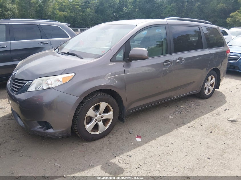 2014 TOYOTA SIENNA auction photo 2