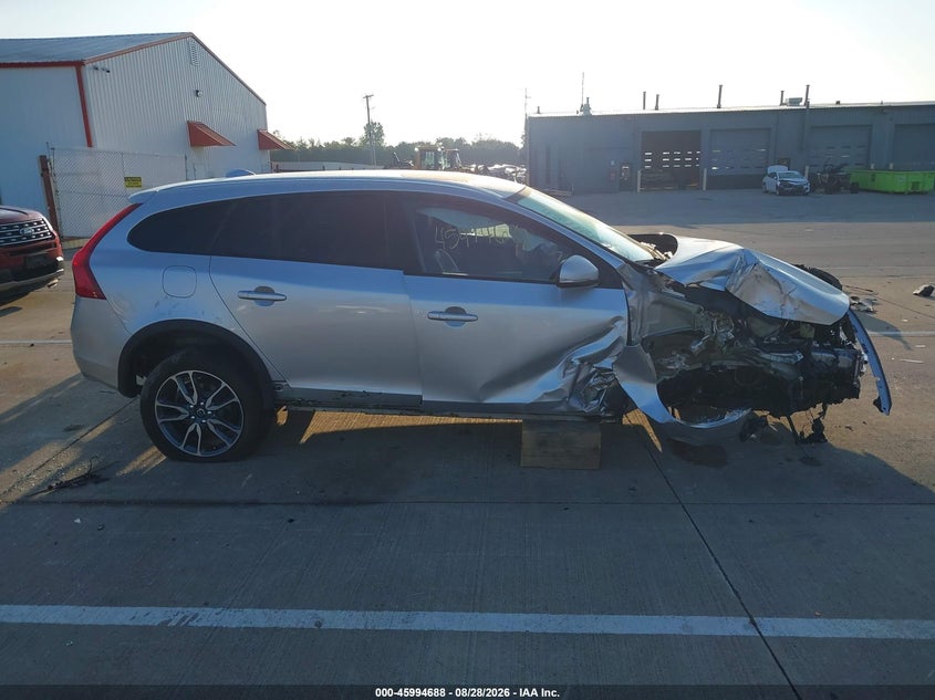2015 VOLVO V60 CROSS COUNTRY T5 · Фото 14