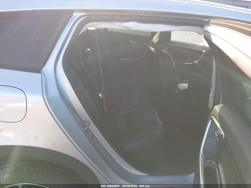 2015 VOLVO V60 CROSS COUNTRY T5 · Фото 8