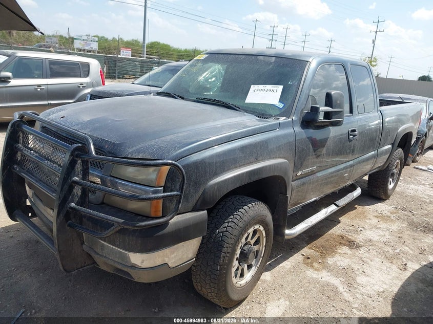 2004 Chevrolet Silverado, Front & Rear, IAAI, VIN 1GCHK29U44E373436 — photo 2