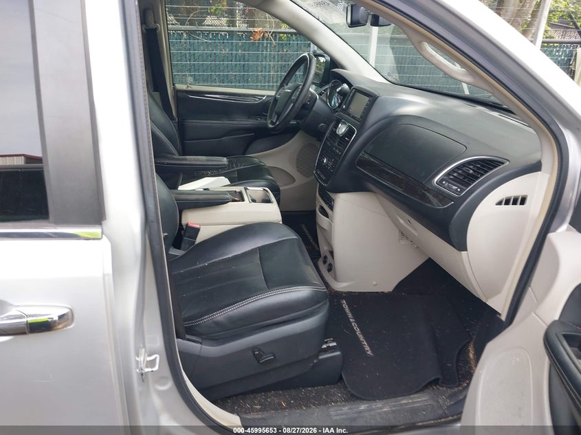 2011 CHRYSLER TOWN & COUNTRY auction photo 5