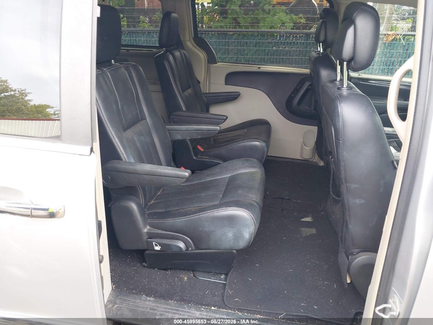 2011 CHRYSLER TOWN & COUNTRY auction photo 8