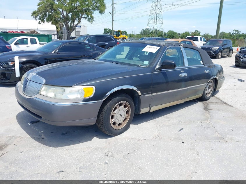 2002 Lincoln Town Car, Right Side, IAAI, VIN 1LNHM82WX2Y637498 — photo 2