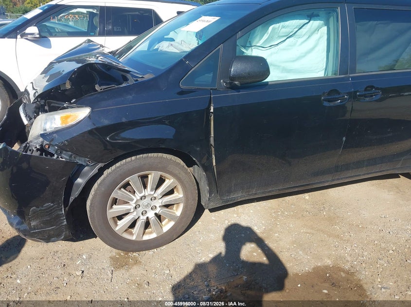 TOYOTA SIENNA - zdjęcie 21