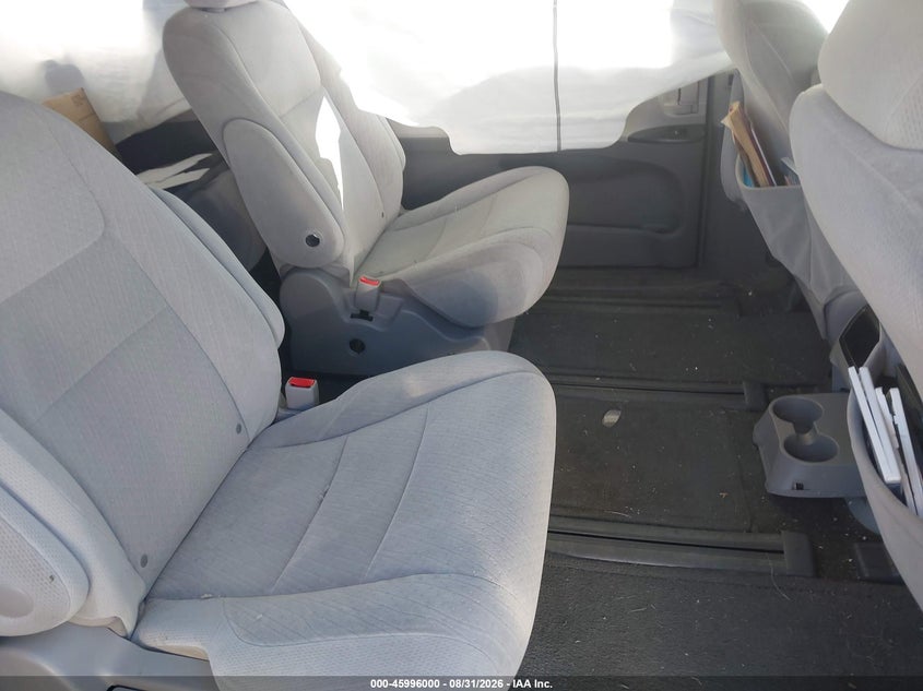 TOYOTA SIENNA - zdjęcie 8