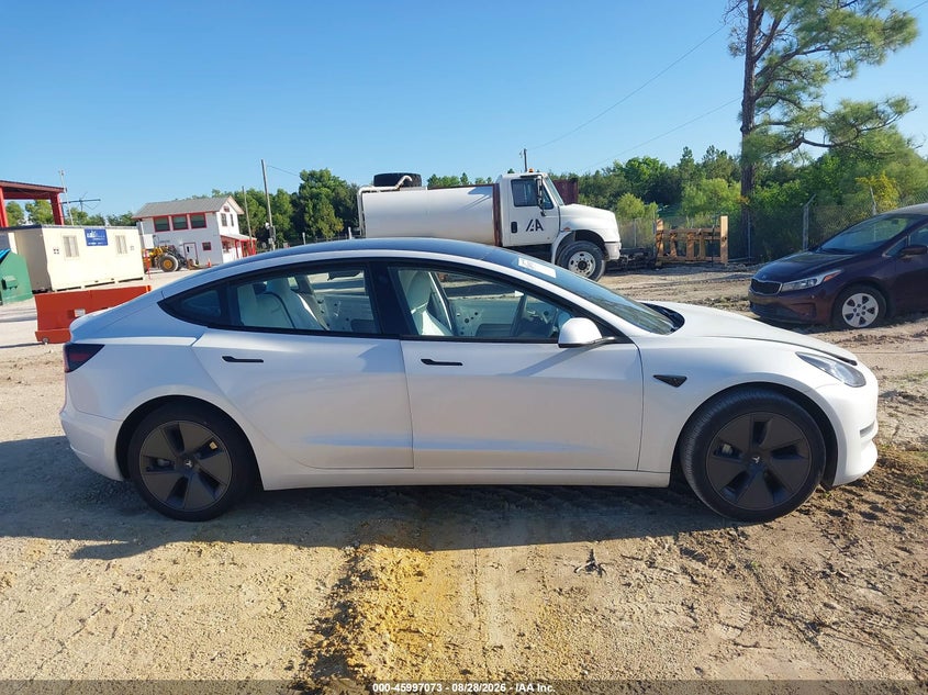 TESLA MODEL 3 - zdjęcie 13