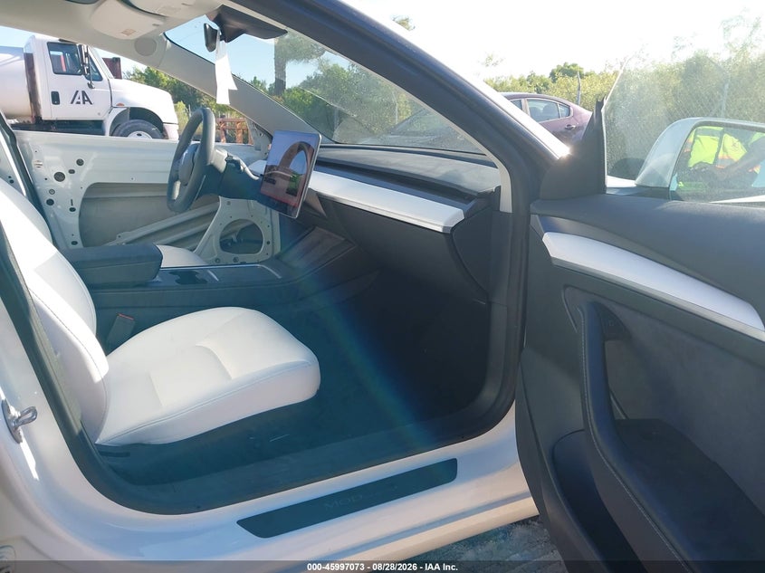 TESLA MODEL 3 - zdjęcie 5