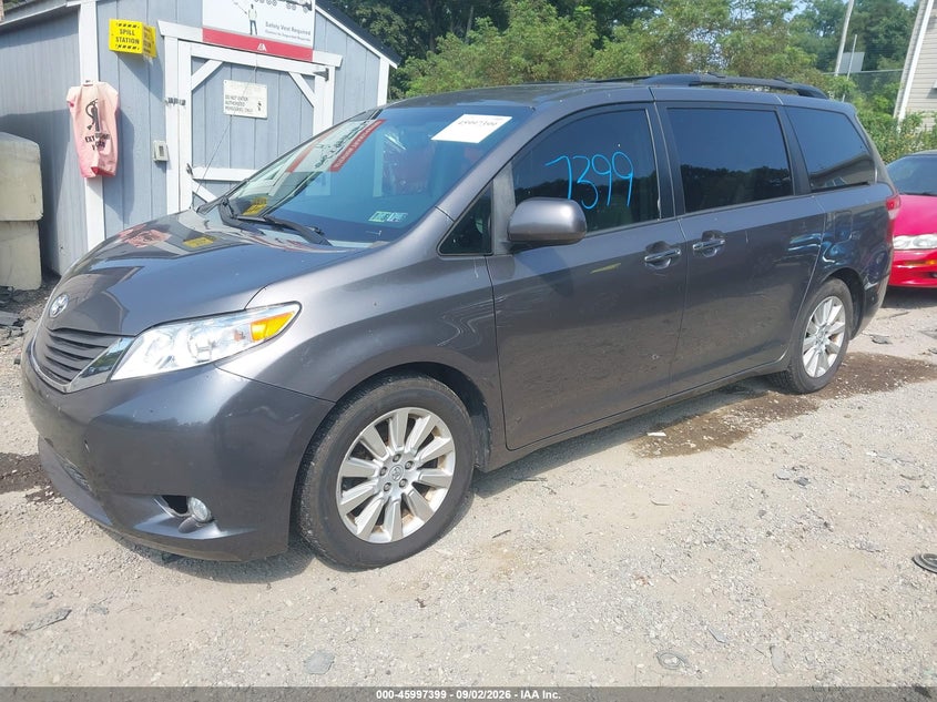 2014 TOYOTA SIENNA auction photo 2