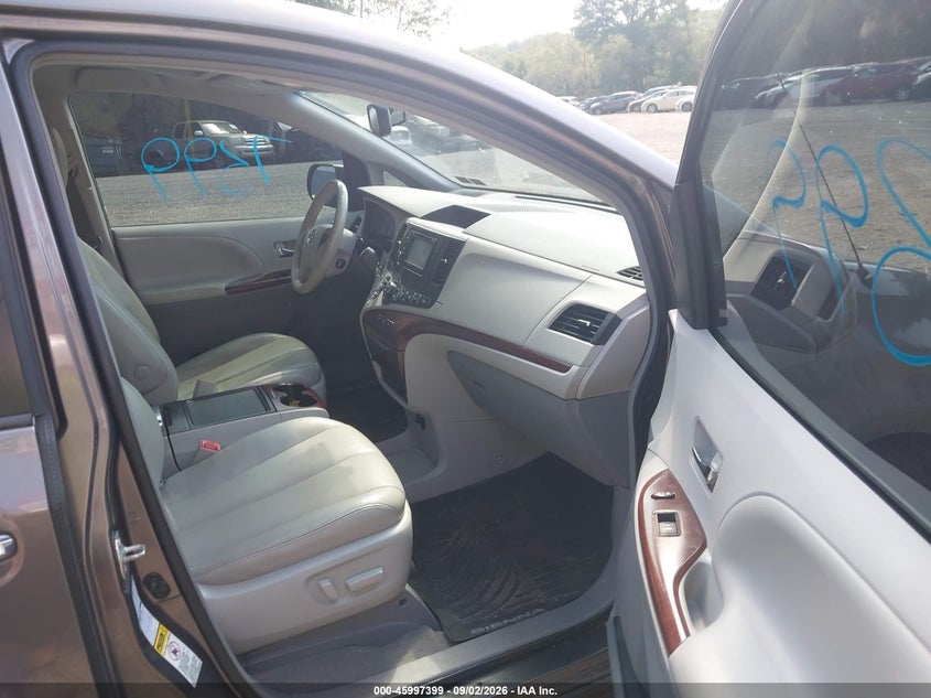 2014 TOYOTA SIENNA auction photo 5