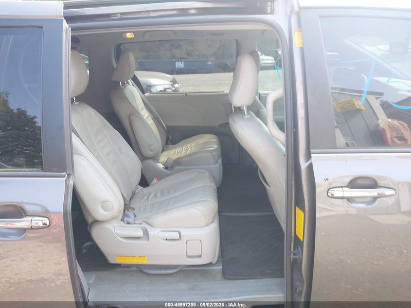 2014 TOYOTA SIENNA auction photo 8
