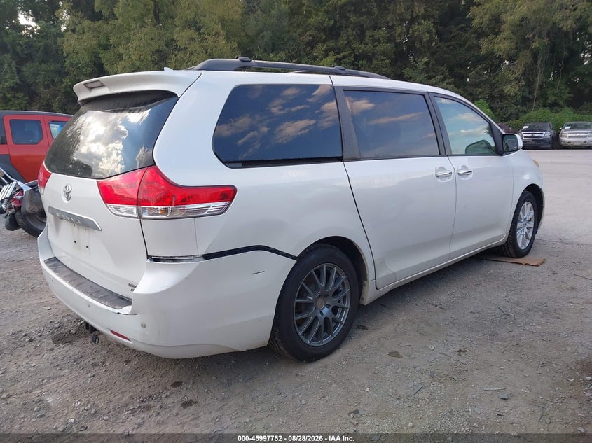 2011 TOYOTA SIENNA auction photo 4