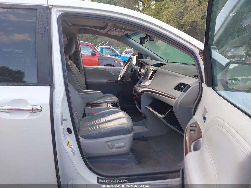 2011 TOYOTA SIENNA auction photo 5
