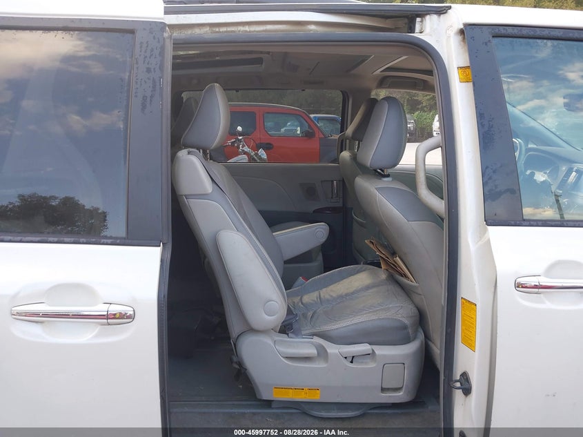 2011 TOYOTA SIENNA auction photo 8