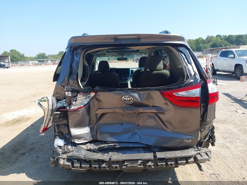 TOYOTA SIENNA - zdjęcie 16