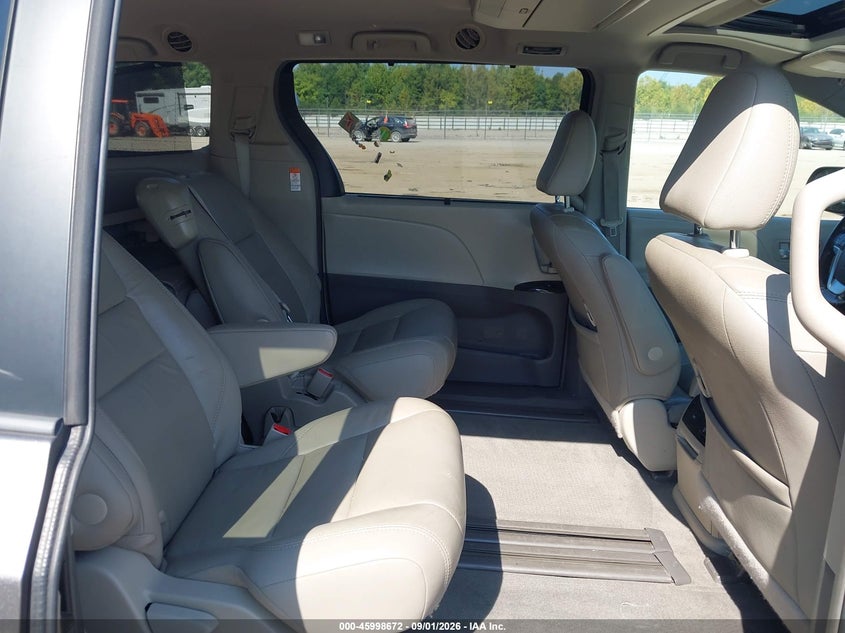TOYOTA SIENNA - zdjęcie 8