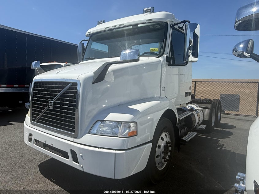 2015 VOLVO VNM64T auction photo 2