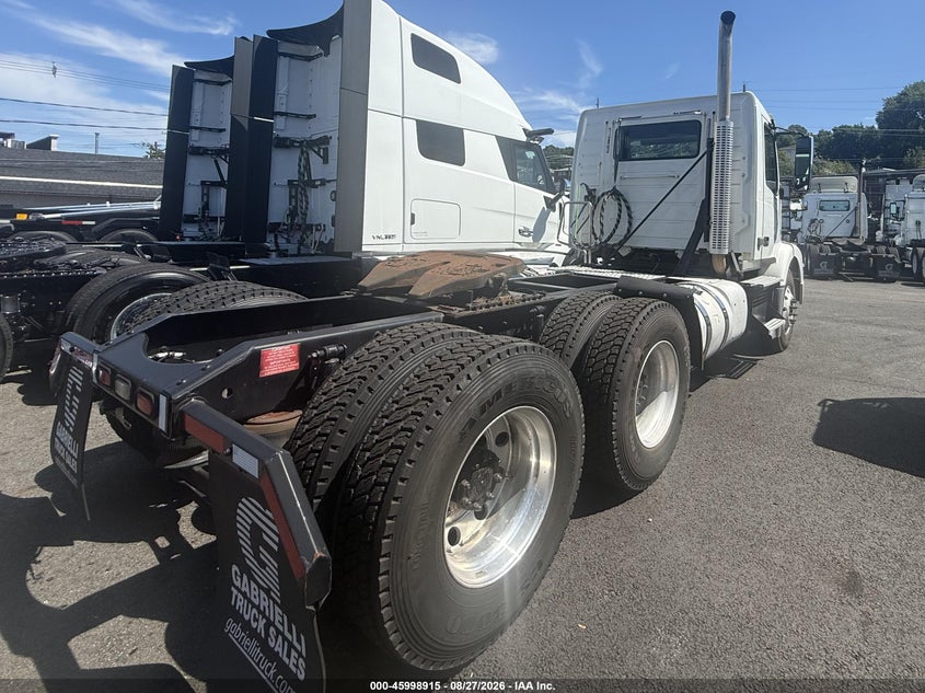 2015 VOLVO VNM64T auction photo 3