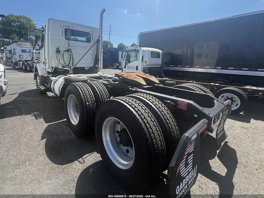 2015 VOLVO VNM64T auction photo 4