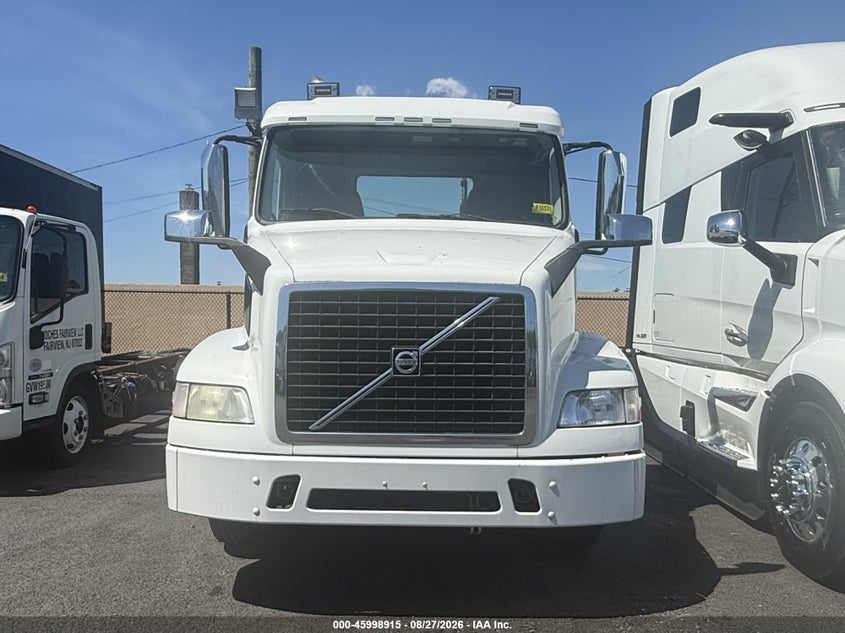 2015 VOLVO VNM64T auction photo 6