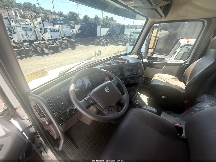 2015 VOLVO VNM64T auction photo 7