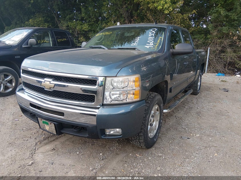 2011 Chevrolet Silverado, Normal Wear & Tear, IAAI, VIN 3GCPKSE33BG246451 — photo 2