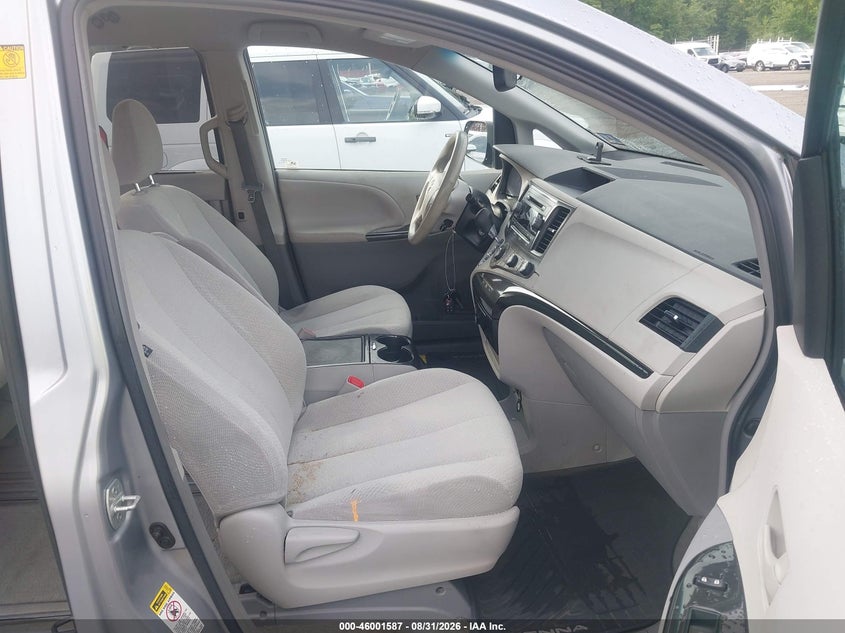 2012 TOYOTA SIENNA auction photo 5