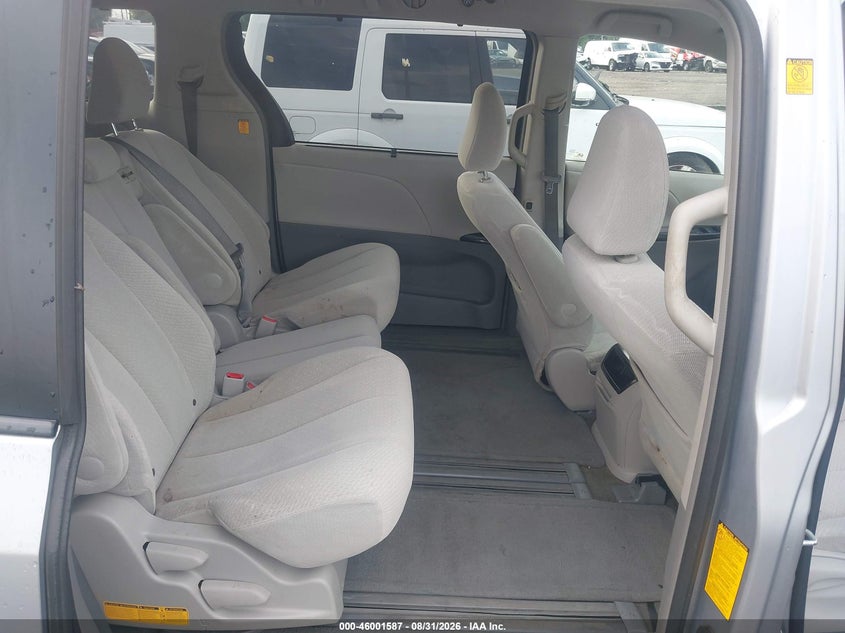 2012 TOYOTA SIENNA auction photo 8