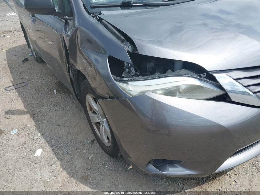 Фото 6 - TOYOTA SIENNA
