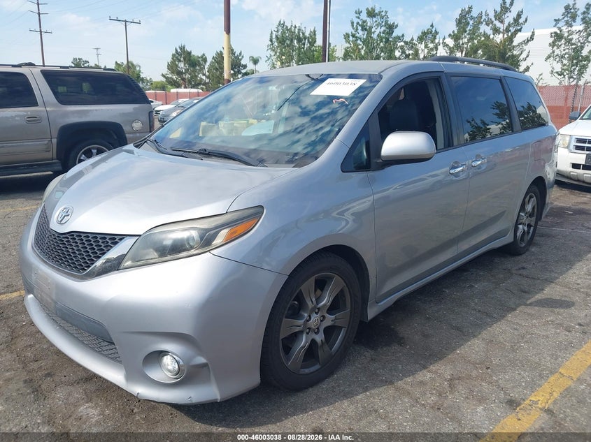 2017 Toyota Sienna, Обычный износ, IAAI, VIN 5TDXZ3DC7HS847875 — фото 2