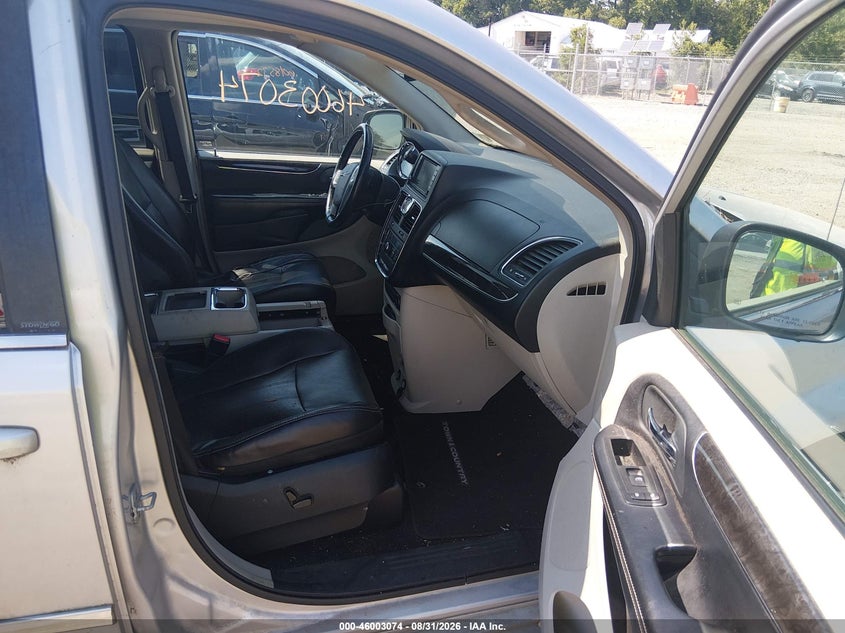 2012 CHRYSLER TOWN & COUNTRY auction photo 5