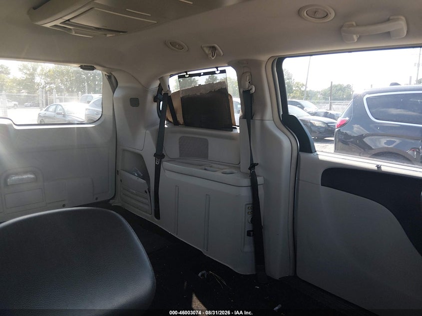2012 CHRYSLER TOWN & COUNTRY auction photo 8
