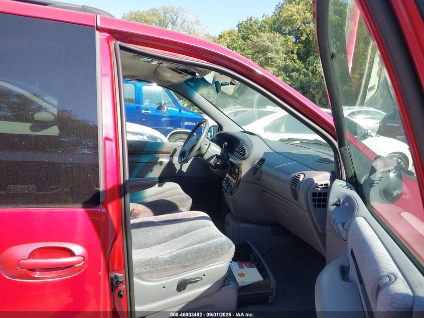 1998 CHRYSLER TOWN & COUNTRY auction photo 5