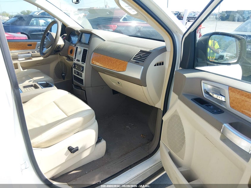 2008 CHRYSLER TOWN & COUNTRY auction photo 5