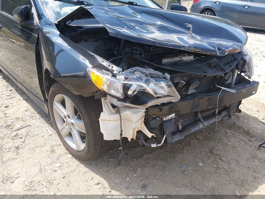 2013 TOYOTA CAMRY SE · Фото 6