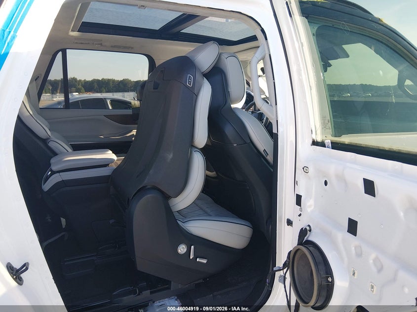 2025 LINCOLN NAVIGATOR auction photo 8