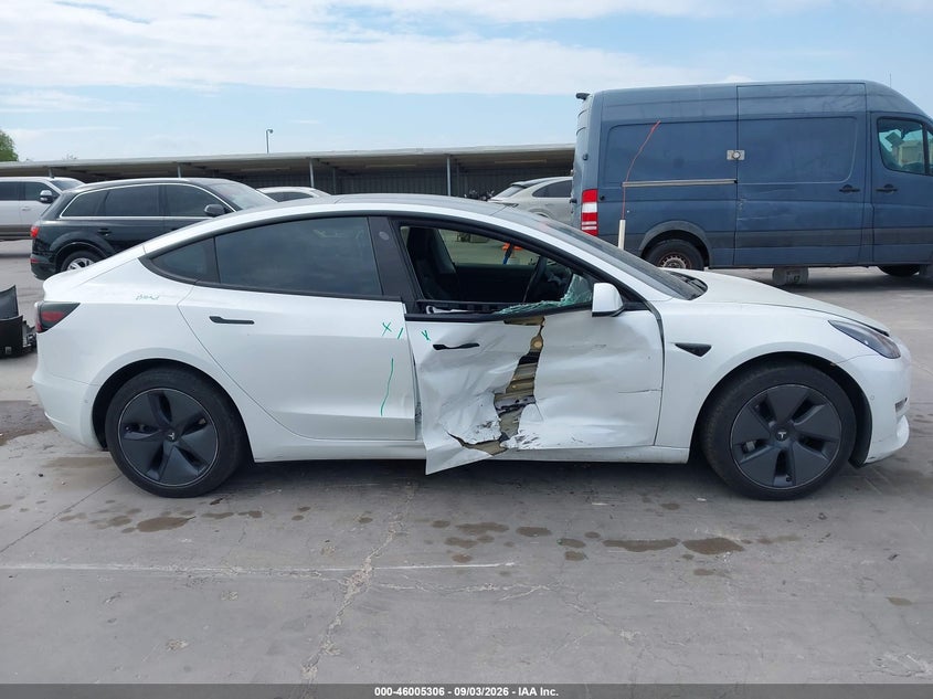 TESLA MODEL 3 - zdjęcie 13