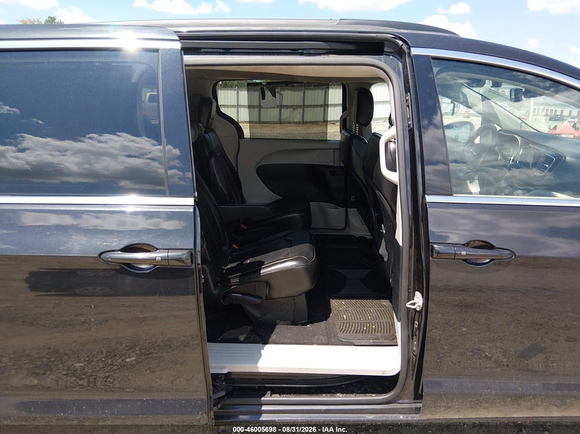 2020 CHRYSLER VOYAGER auction photo 8