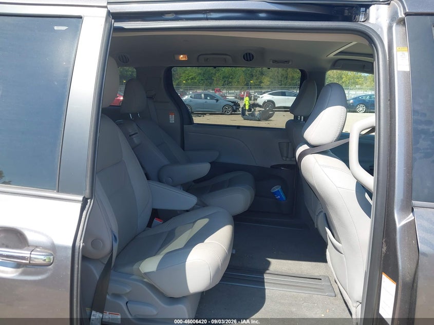 2018 TOYOTA SIENNA auction photo 8