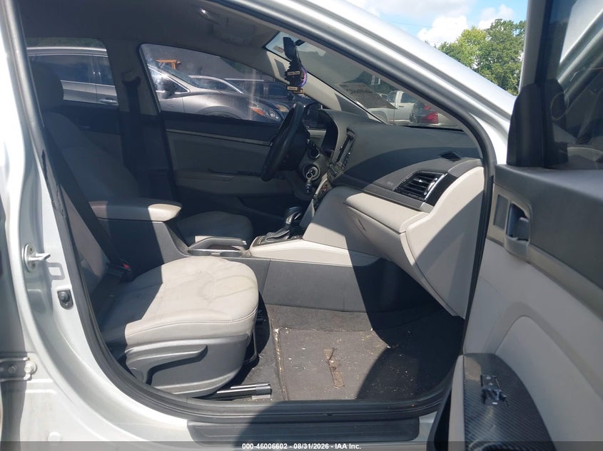 2017 HYUNDAI ELANTRA auction photo 5