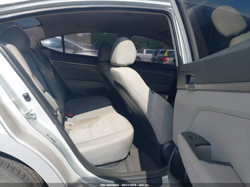 2017 HYUNDAI ELANTRA auction photo 8