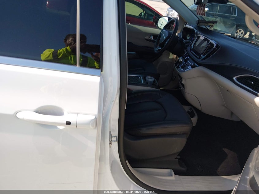 2024 CHRYSLER PACIFICA auction photo 5
